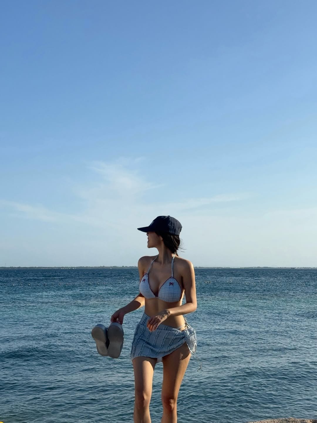 Photo by 이솔이 ✨ on February 21, 2026. May be an image of hat, ocean, beach, horizon and text.