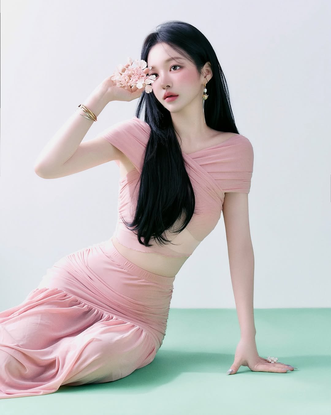 Photo by 서 현주 on March 19, 2026. May be an image of one or more people, hair, dress and text.