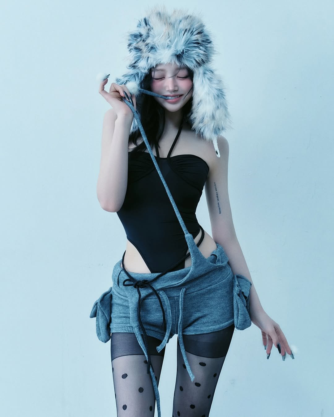Photo shared by 서 현주 on April 04, 2026 tagging @stylegrapher_official. May be an image of hat, fur coat, beret, headdress, fishnet stockings, tights and text.