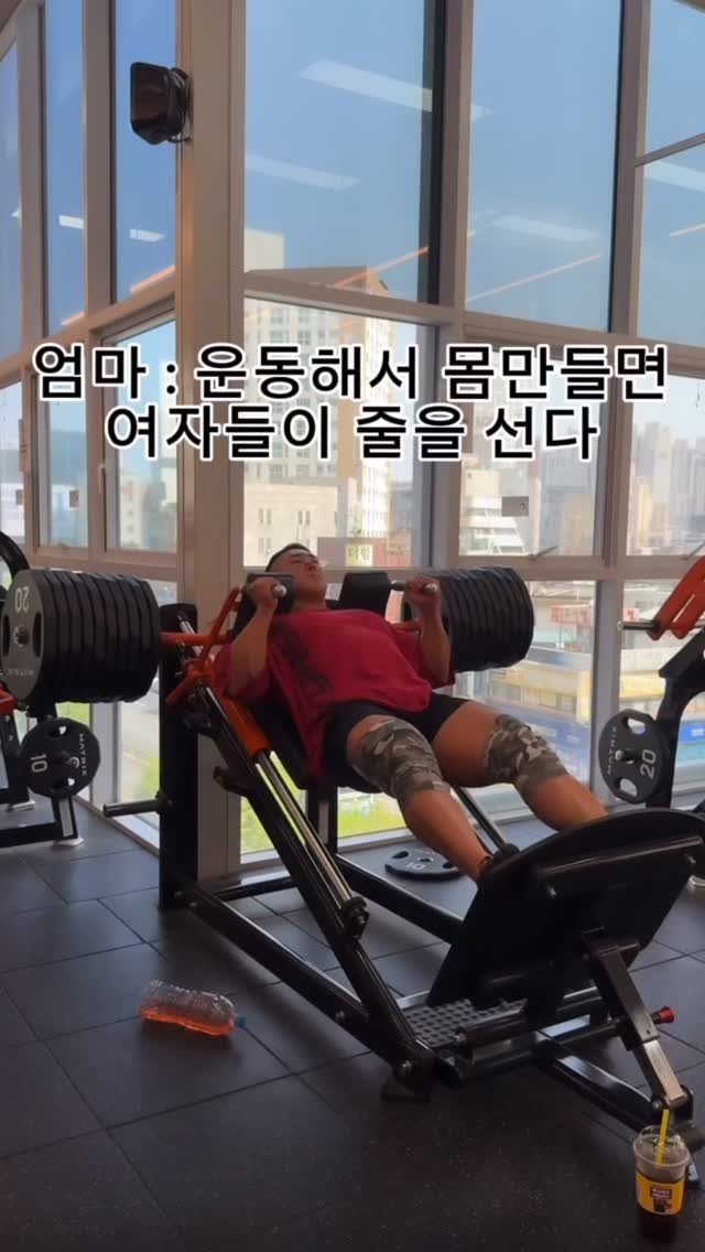 s_jin.petit 게시물 이미지: ⭐️헬스장 3대 법칙⭐️
1️⃣근육이 커질수록 여자는 멀어짐
2️⃣남자들한테 인기...