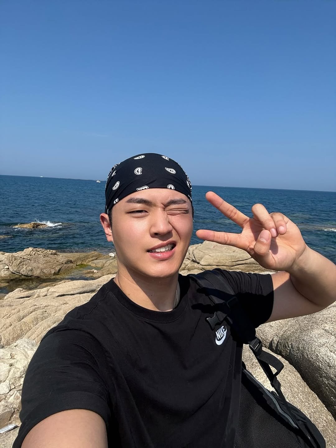 Photo by 김승겸 in 공현진2리해변. May be an image of 1 person, bandanna, ocean and text.