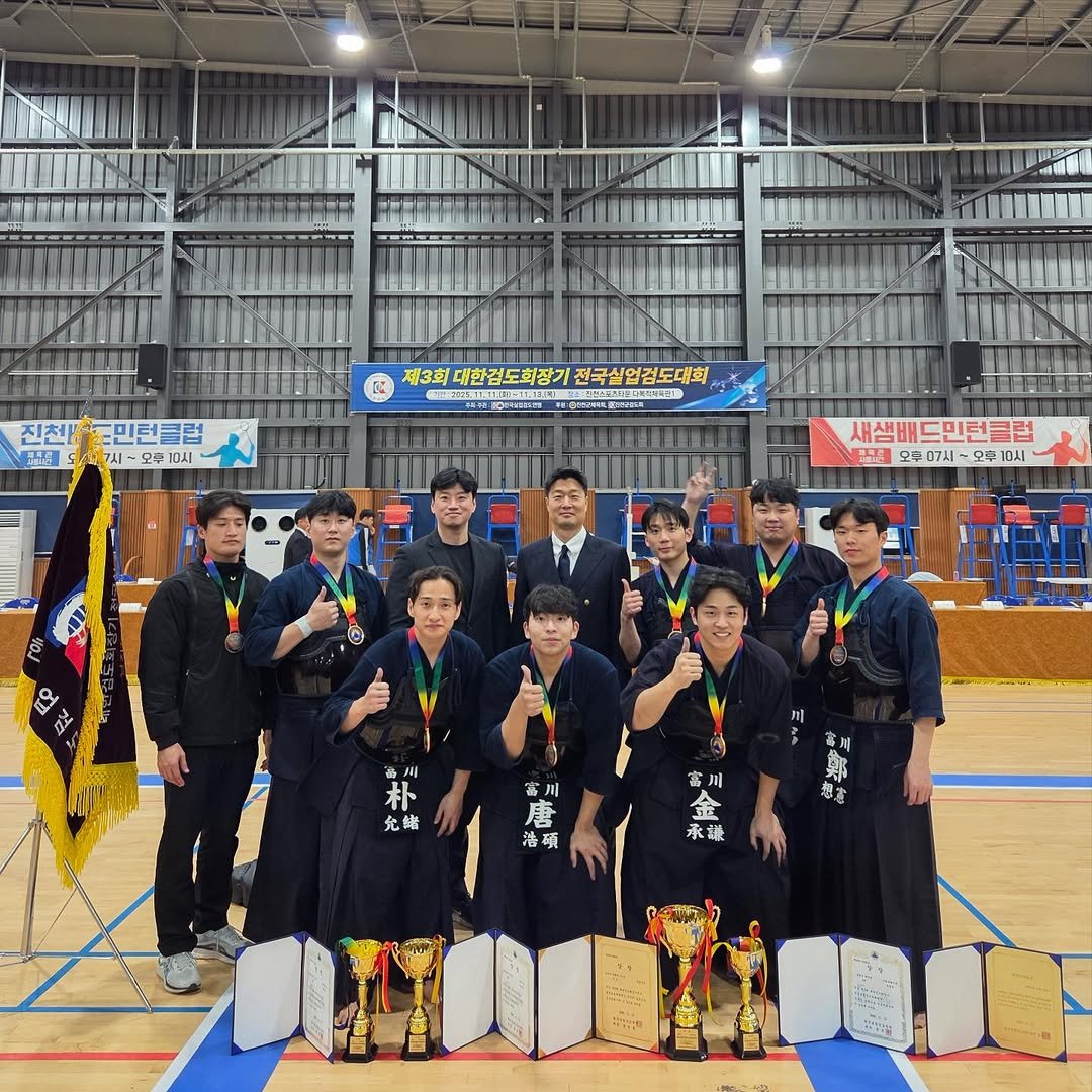 s_kyum_72 게시물 이미지: 실업팀 단체전 첫 우승 🏅
오랜만이다 참으로 기쁘구나.