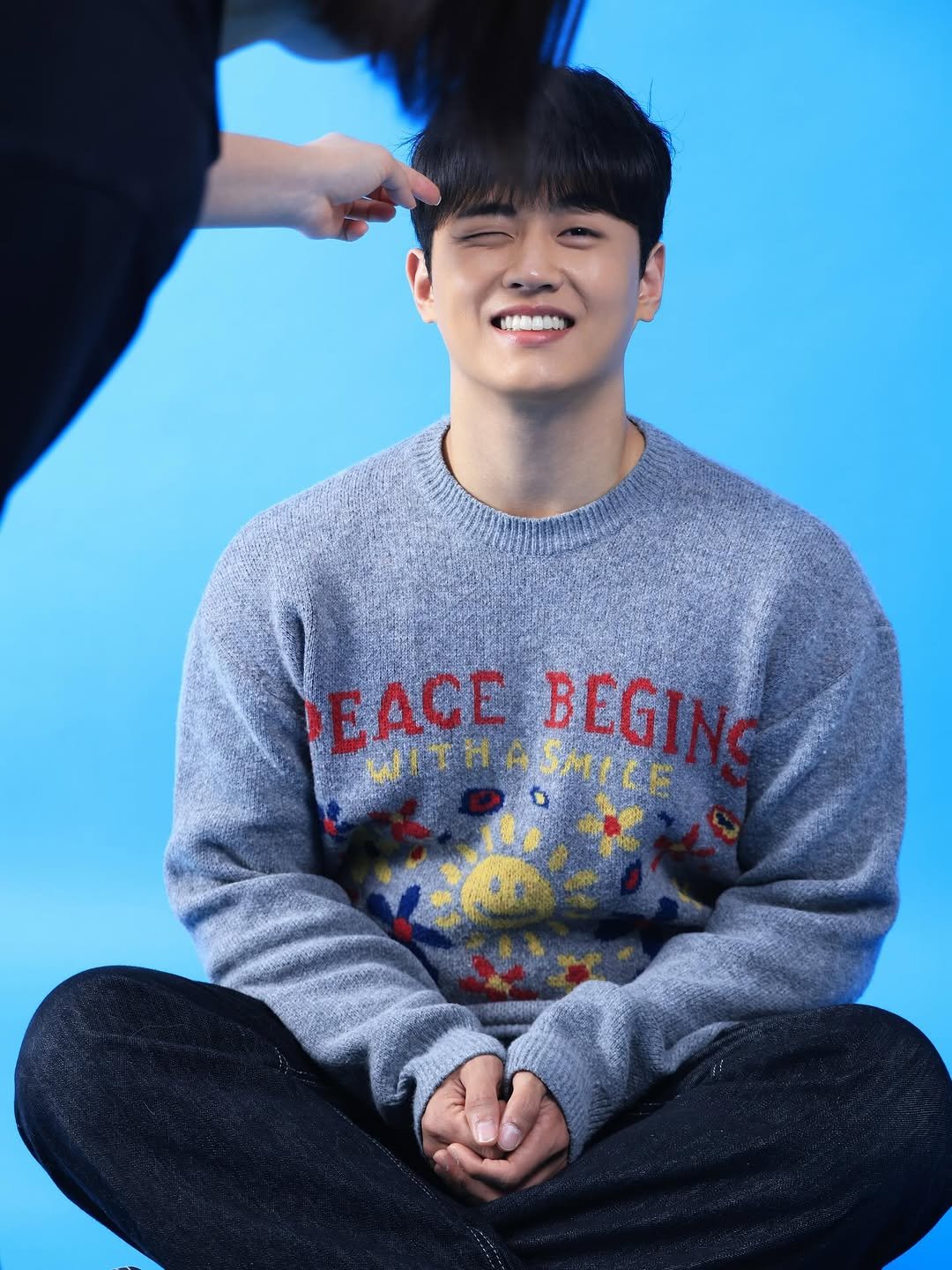Photo shared by 김승겸 on March 01, 2026 tagging @apostudio_official. May be an image of one or more people, bangs and text that says 'PEACE EACE WITHASMILE MT MITHA BEGING BEGING SMILE'.