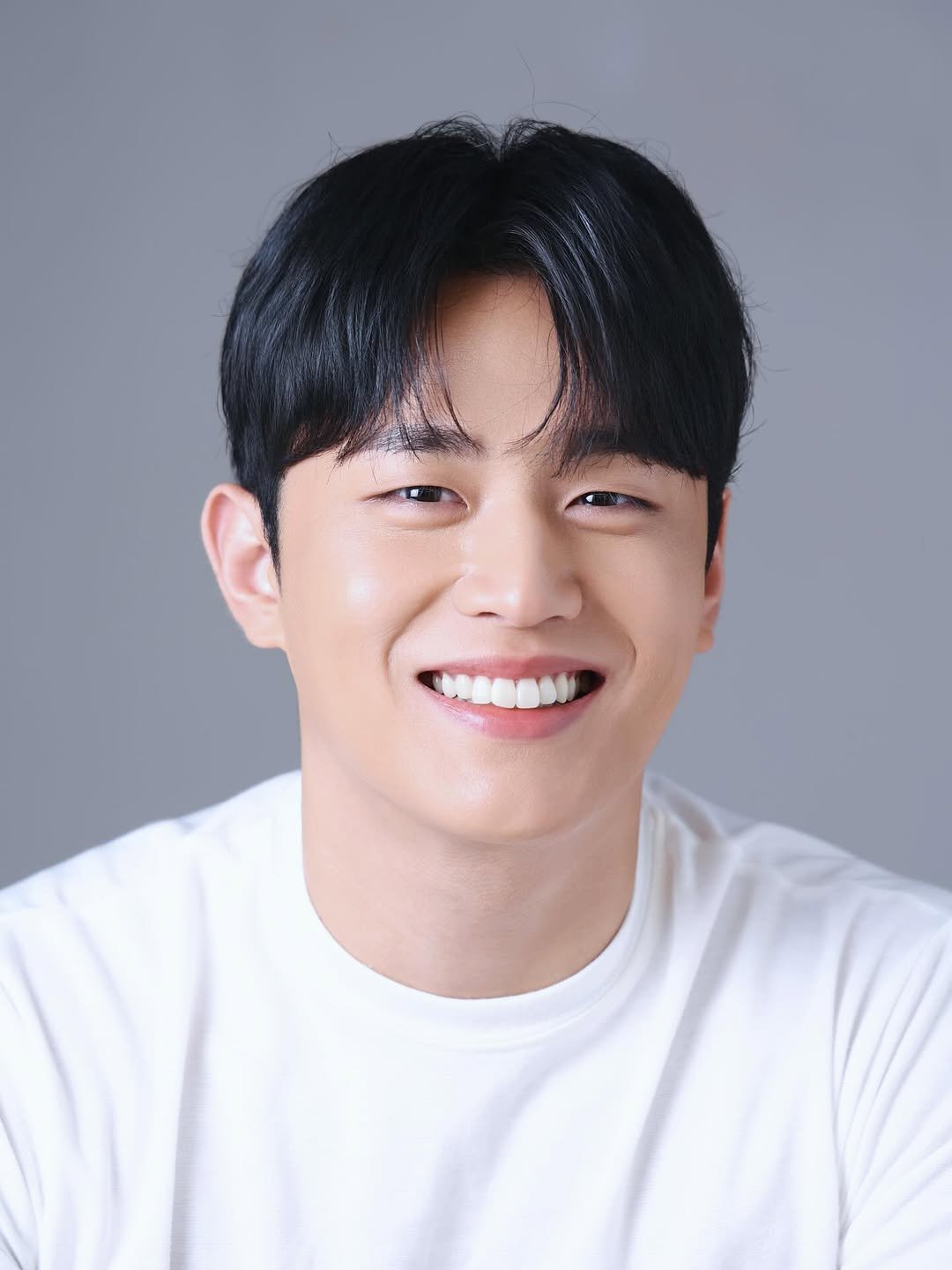 Photo shared by 김승겸 on February 28, 2026 tagging @apostudio_official. May be an image of one or more people, hair and text.