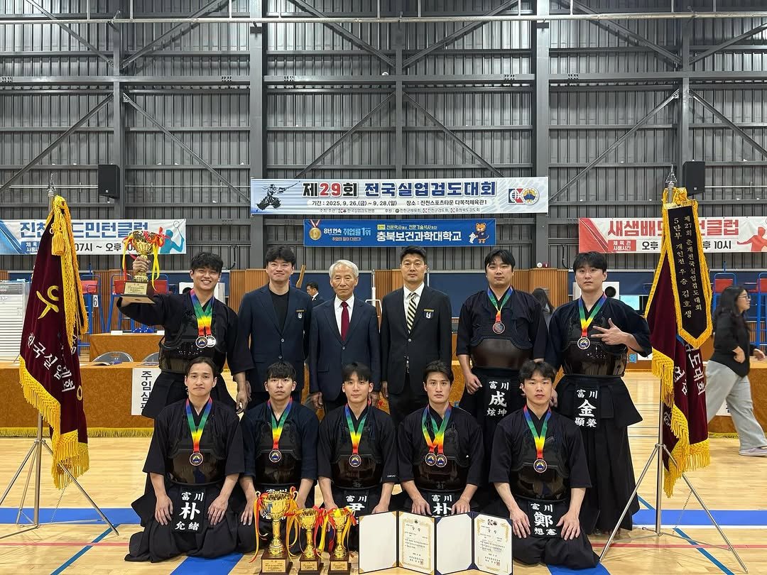 Photo by 김승겸 on September 28, 2025. May be an image of 12 people and text.