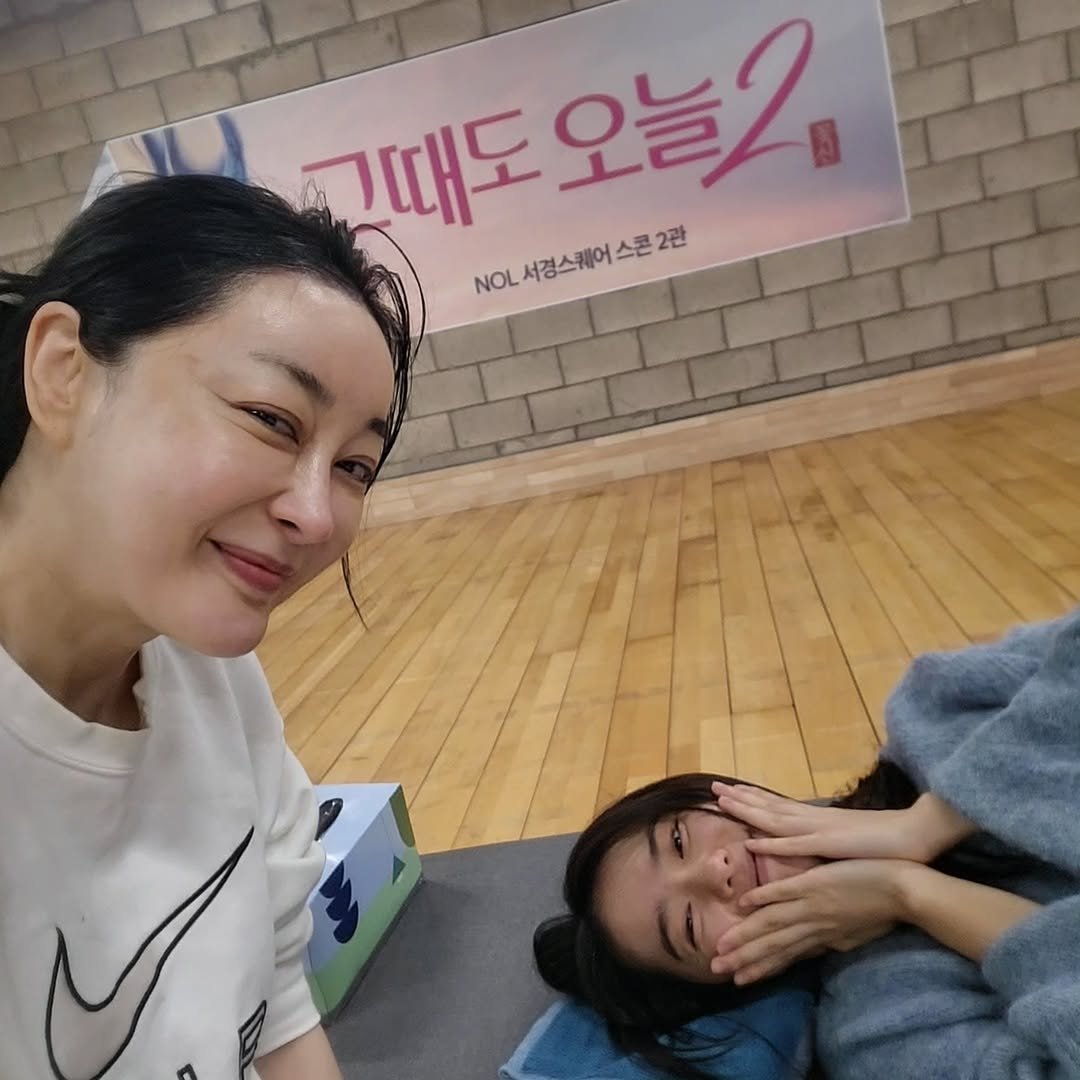 s_sohye 게시물 이미지: 저희 내일 첫공연입니다.
연습하고 있는데 선배님.잠깐만요.~^^
소혜는 열연을 하다...