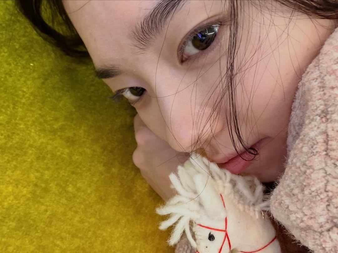 Photo by 김소혜 on February 02, 2026. May be an image of one or more people, hair, people sleeping, duffle coat, blanket and text.