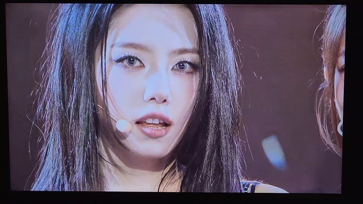 s_sohye 게시물 이미지: 전소미 선생이(요즘 나의 새로운 춤 선생 ) 마지막에 언니 입술을 깨물어 봐 라고...
