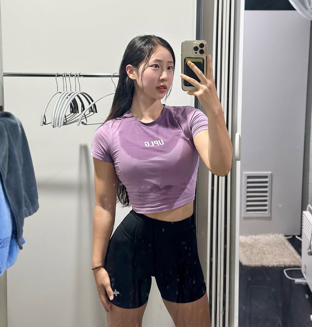 Photo by 뽀르 on August 13, 2025. May be an image of 1 person, activewear, sportswear, shorts, top and text that says 'ن อรม องจบ qu อ.'.