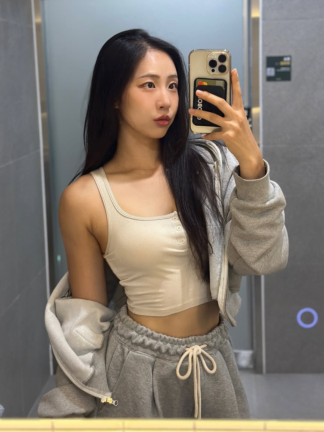 Photo by 뽀르 on August 21, 2025. May be a selfie of 1 person, hair, phone, top, sweatpants and text.