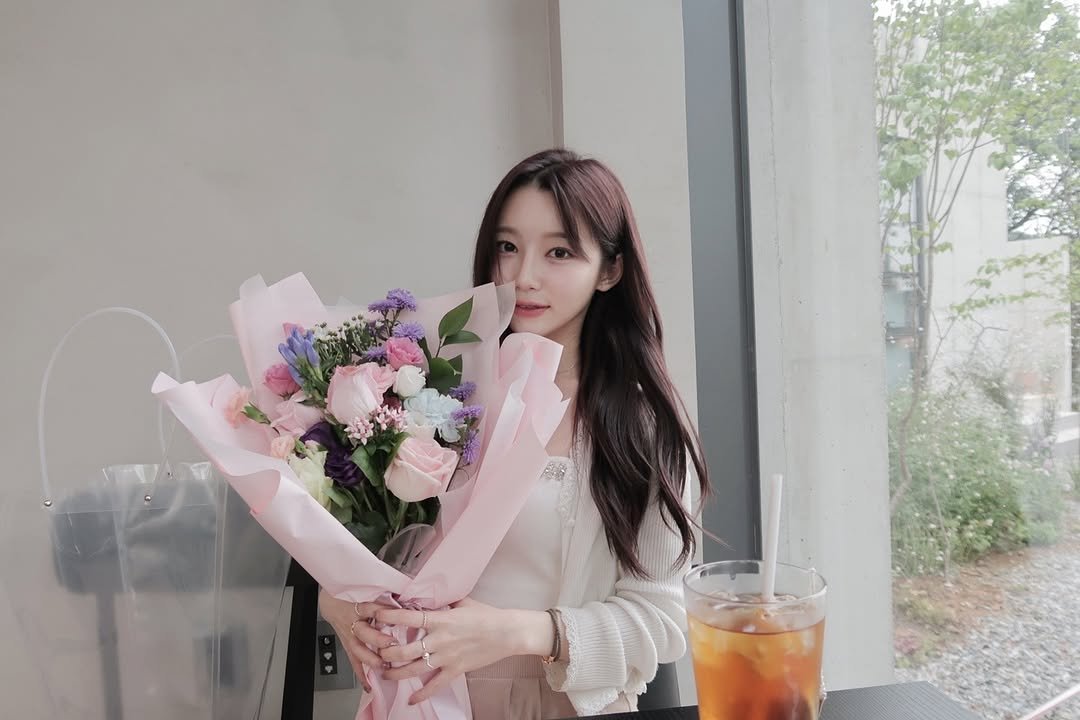 Photo by 승지 on September 11, 2025. May be an image of 1 person, baby's-breath, rose and text.
