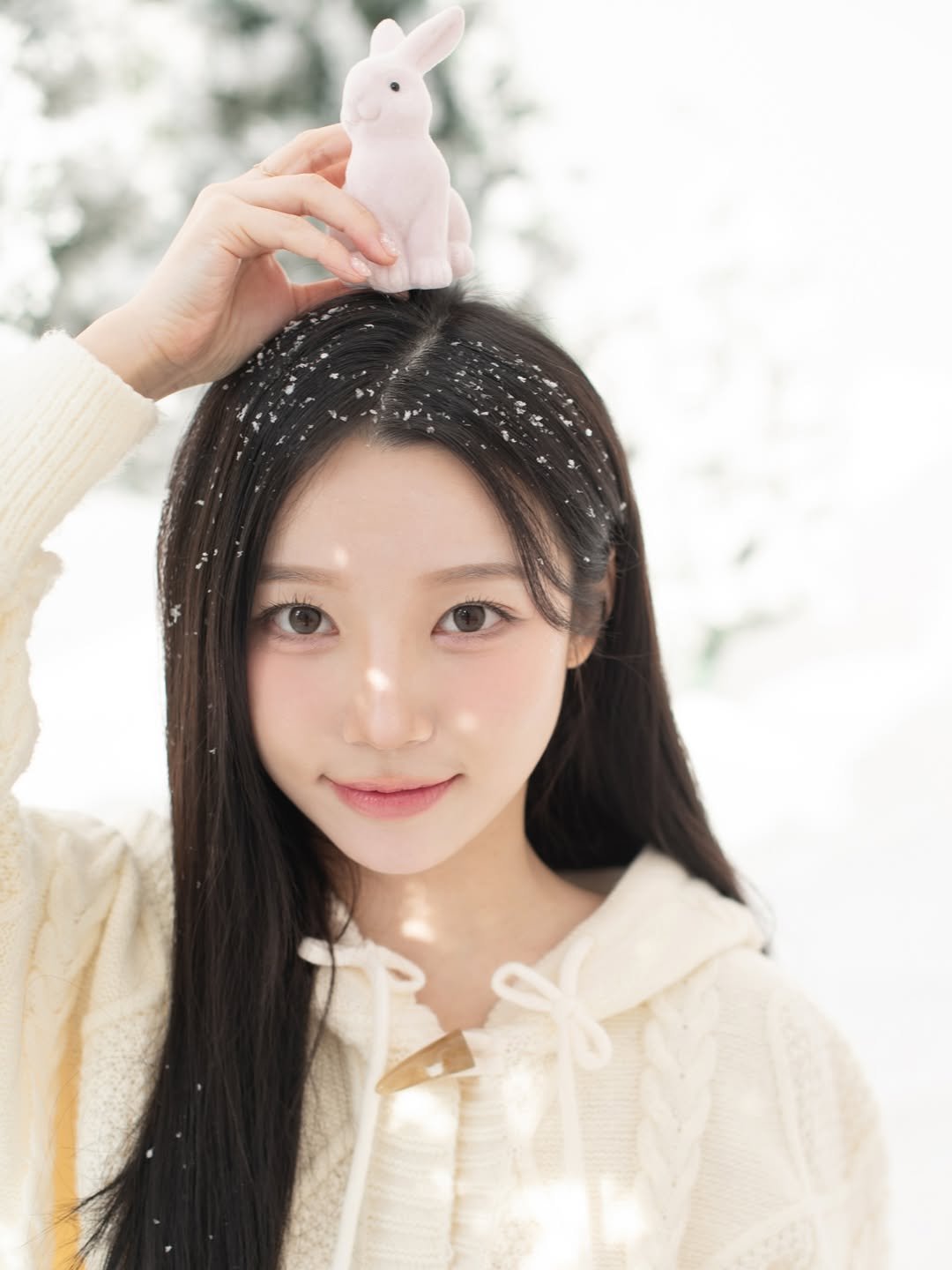 Photo by 승지 on December 19, 2025. May be an image of one or more people, hair, makeup, duffle coat, parka, snowman, outdoors and text.