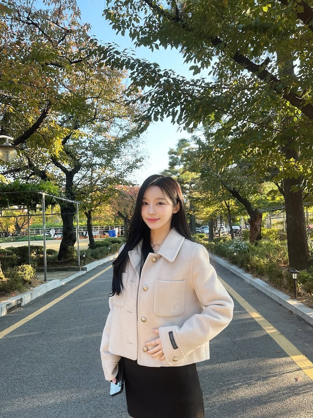 Photo by 승지 on November 05, 2025. May be an image of duffle coat, overcoat, goosedown coat, parka, jacket, outdoors and text.