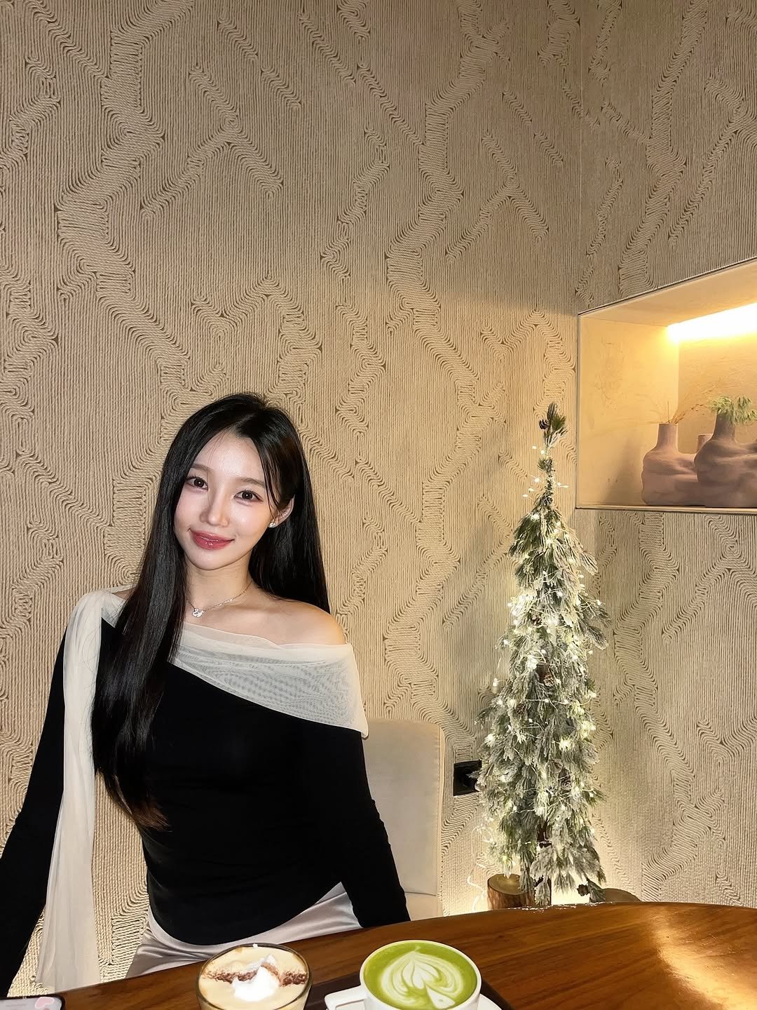 Photo by 승지 on December 11, 2025. May be an image of one or more people, hair, drink, candle and text.