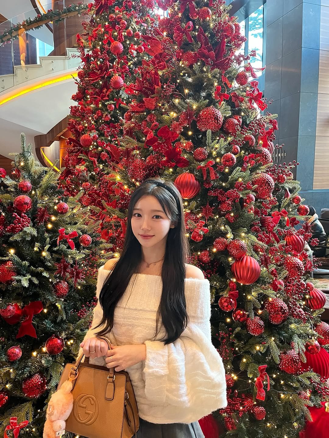 Photo by 승지 on December 27, 2025. May be an image of christmas tree, tinsel, purse and text.
