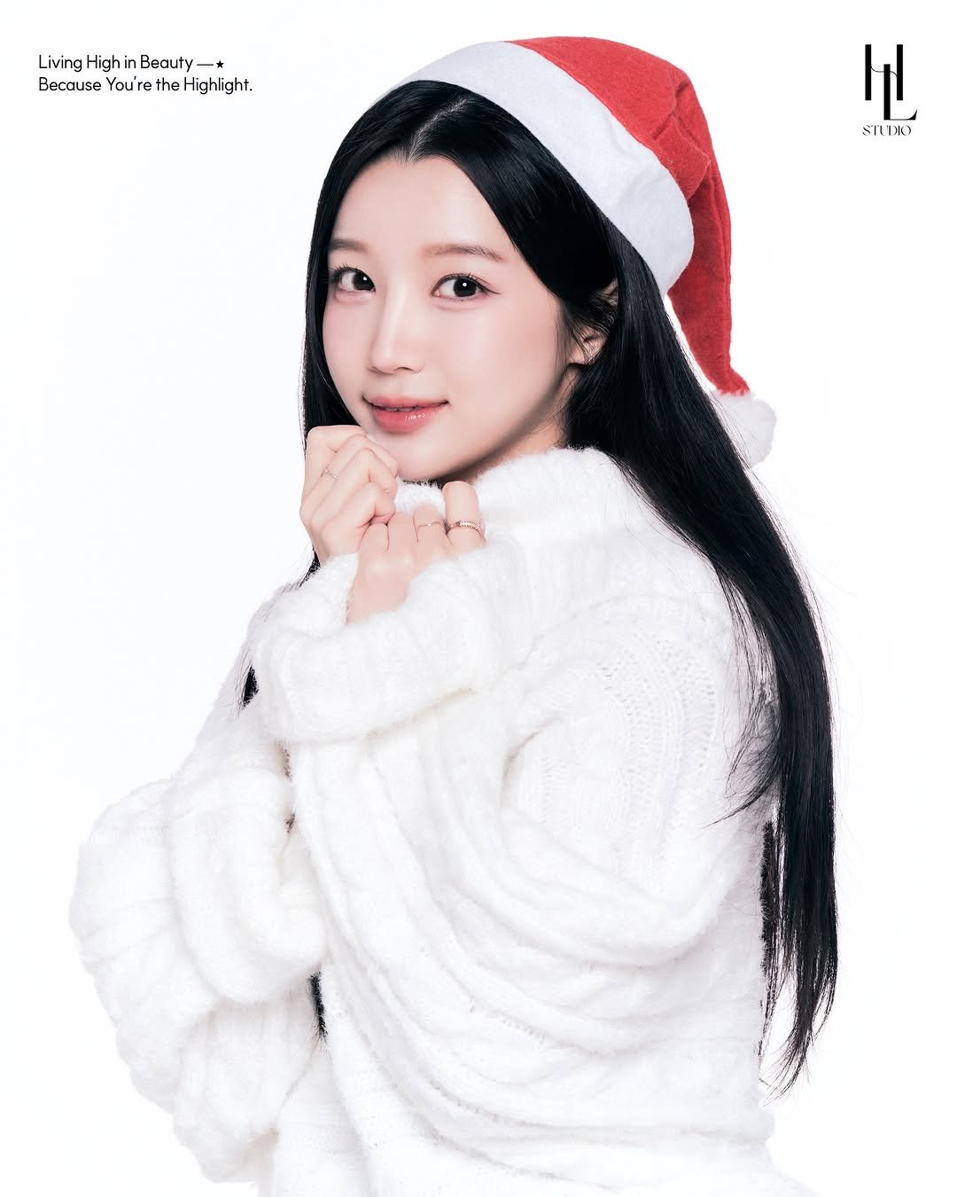 Photo by 승지 on December 24, 2025. May be an image of one or more people, hair and text that says 'Living LivingHighinBeauty_* Highi - Beauty- Because You'r You the Highlight. 큰 STLLTO'.