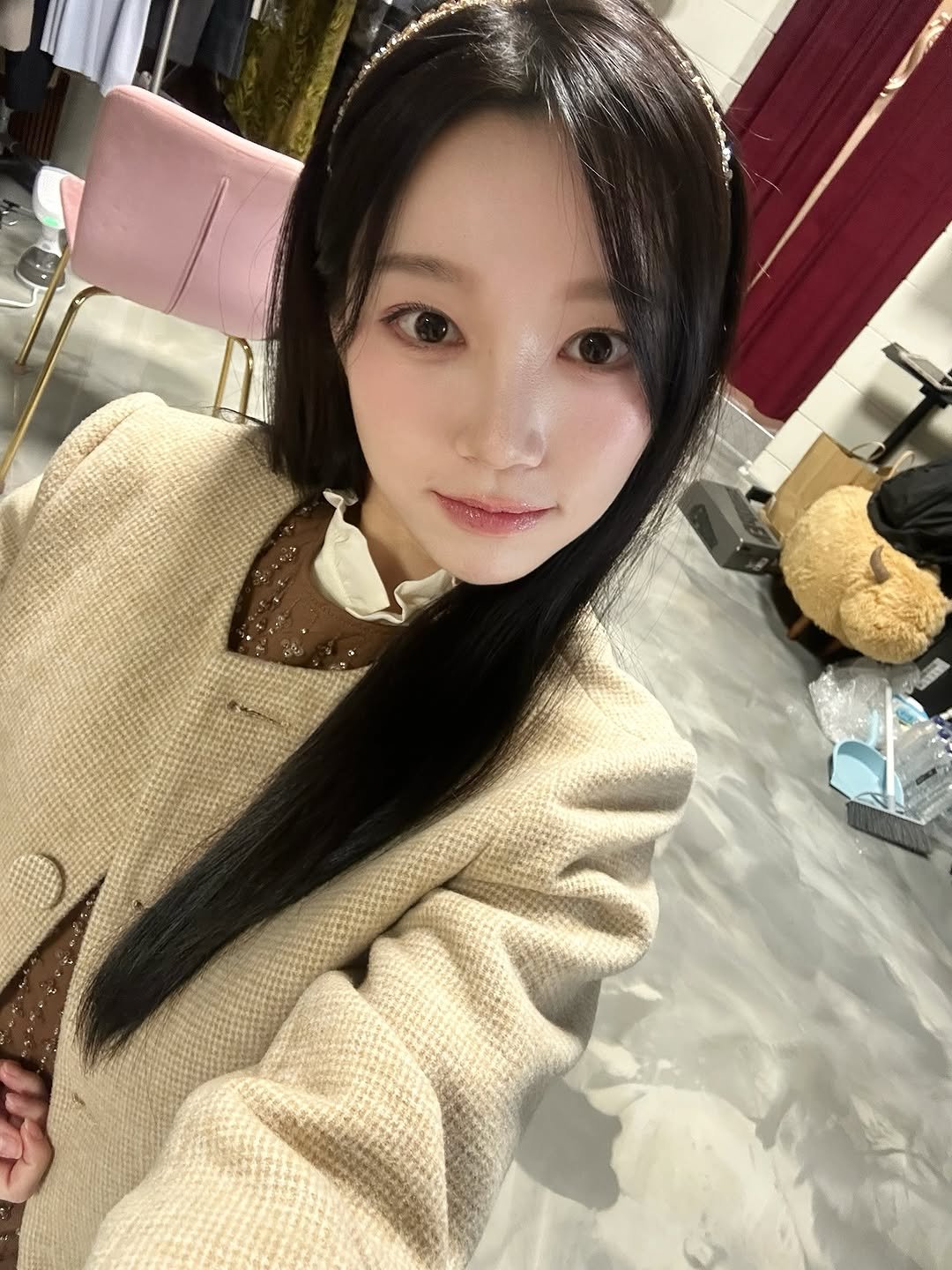 Photo by 승지 on January 16, 2026. May be a selfie of one or more people, braids, duffle coat, top and text.