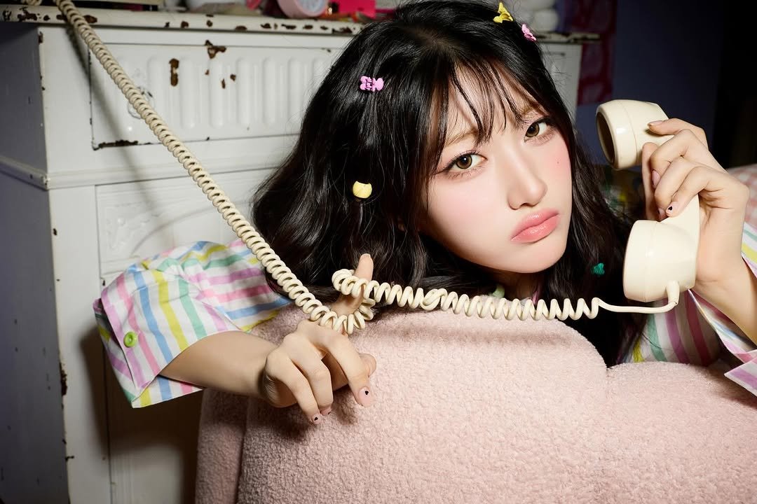 Photo by SAY MY NAME (세이마이네임) on December 20, 2025. May be an image of one or more people, hair, makeup, phone, telephone and text.