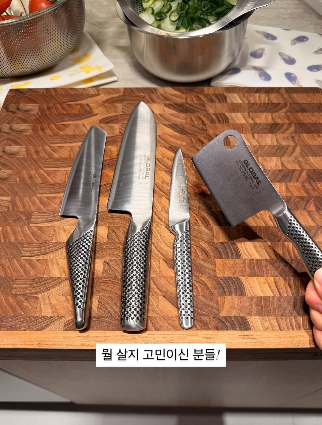 Photo by 오인스 Seo hyelyn on February 10, 2026. May be an image of knife, tongs and text.