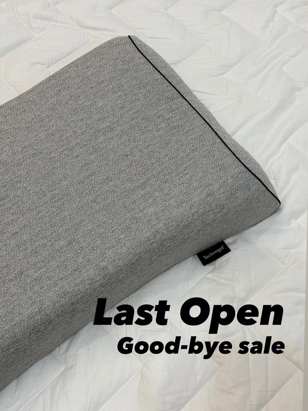 Photo by 오인스 Seo hyelyn on November 09, 2025. May be an image of mattress, beanbag chair, blanket, ottoman and text that says 'Last Open Good-bye bye sale Good'.