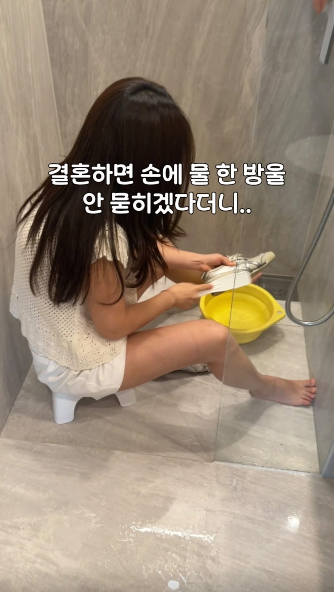 saedek_oins 게시물 이미지: 운동화 빨래는 늘 제 몫이었거든요😂
이거 남편이 사준 거 써보고 진짜 깜짝...