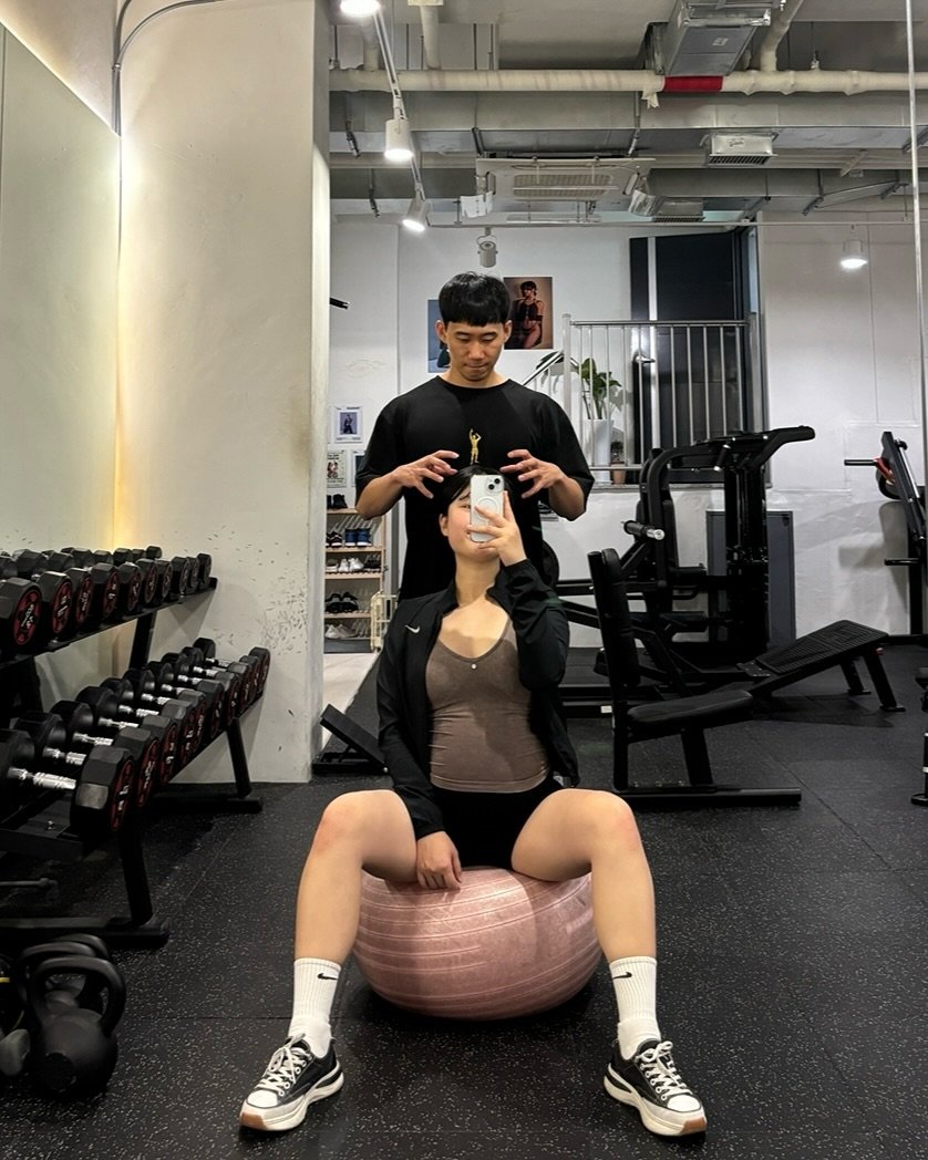 Photo by 새미 on July 24, 2025. May be an image of 1 person, sportswear, ball, sports equipment and text.