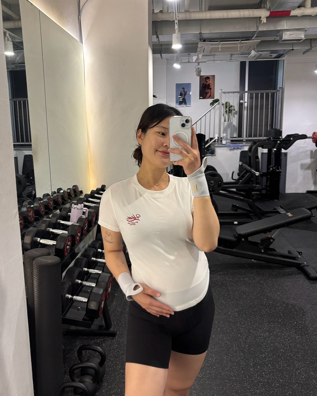 Photo by 새미 on May 21, 2025. May be an image of one or more people, biceps and sportswear.