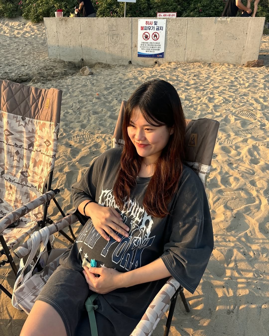 Photo shared by 새미 on June 16, 2025 tagging @100_s.woo. May be an image of sling, deck chair, beach and text.