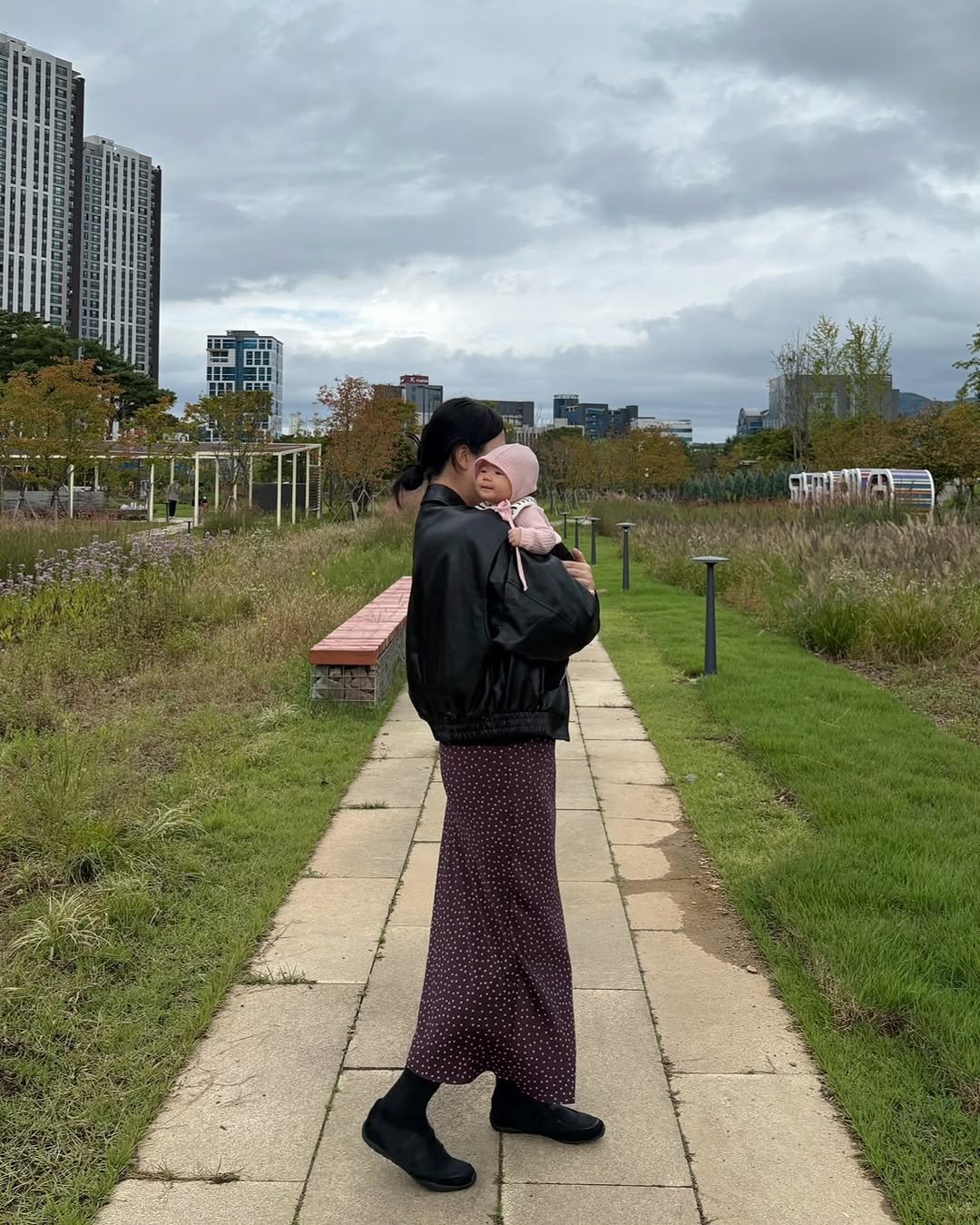 Photo by 새미 on October 12, 2025. May be an image of grass and park.