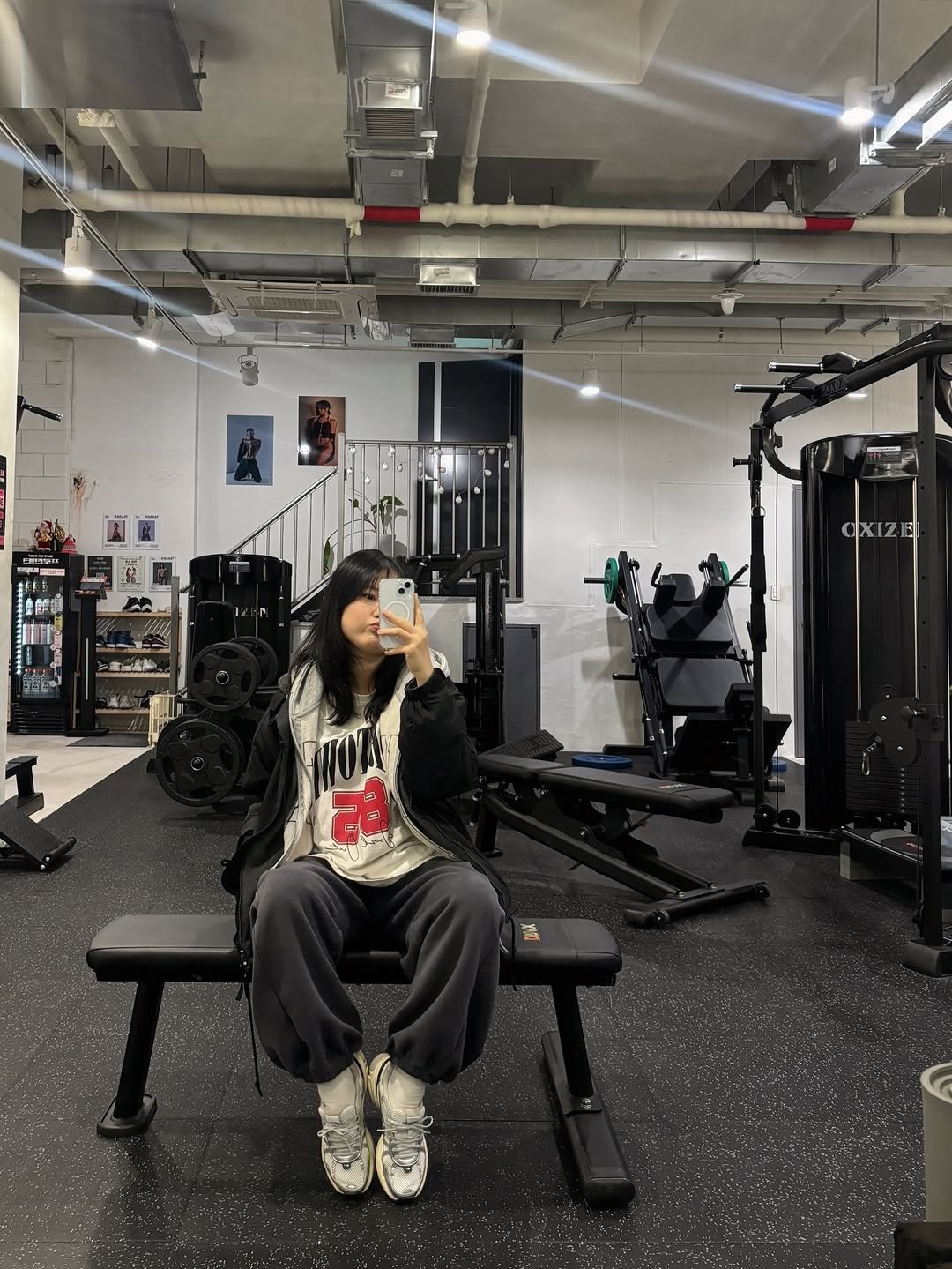 Photo by 새미 on December 09, 2025. May be an image of activewear, treadmill, sweatpants, dumbbell and punching bag.
