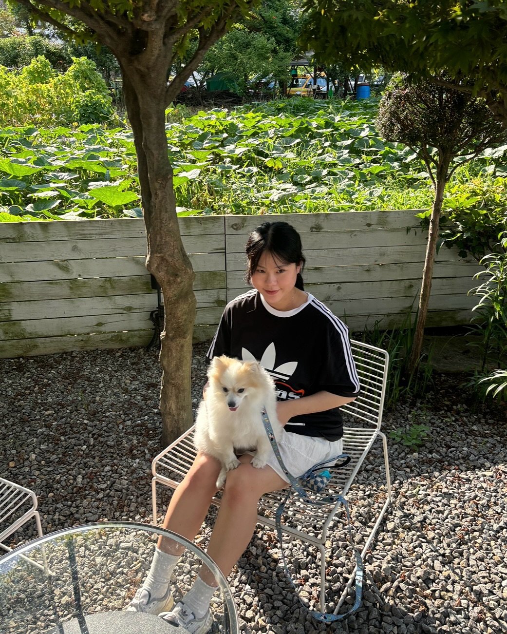 Photo by 새미 on July 20, 2025. May be an image of 1 person, Pekinese, outdoors and text.