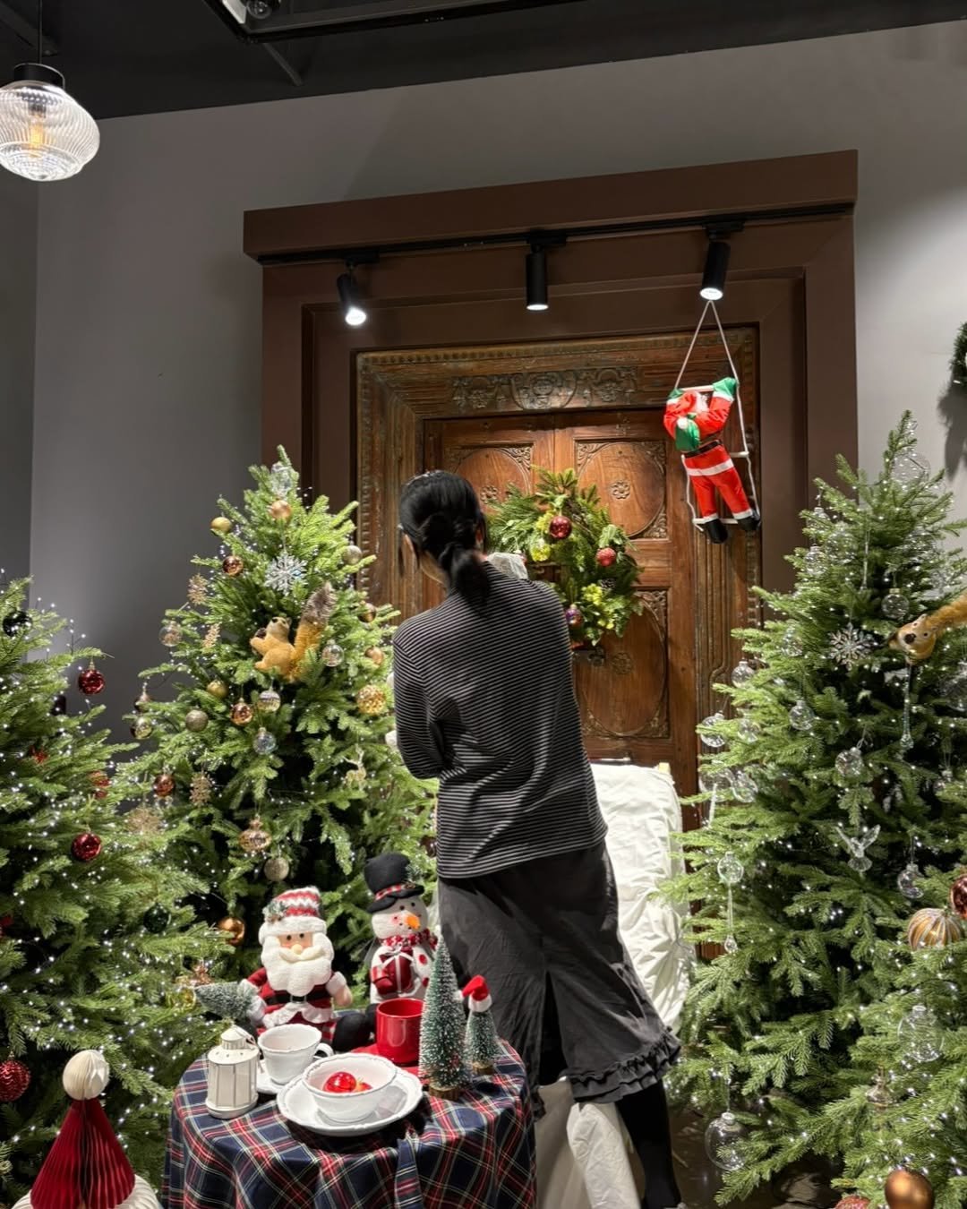 Photo by 새미 on December 13, 2025. May be an image of christmas tree, display case, snowman, tinsel and text.