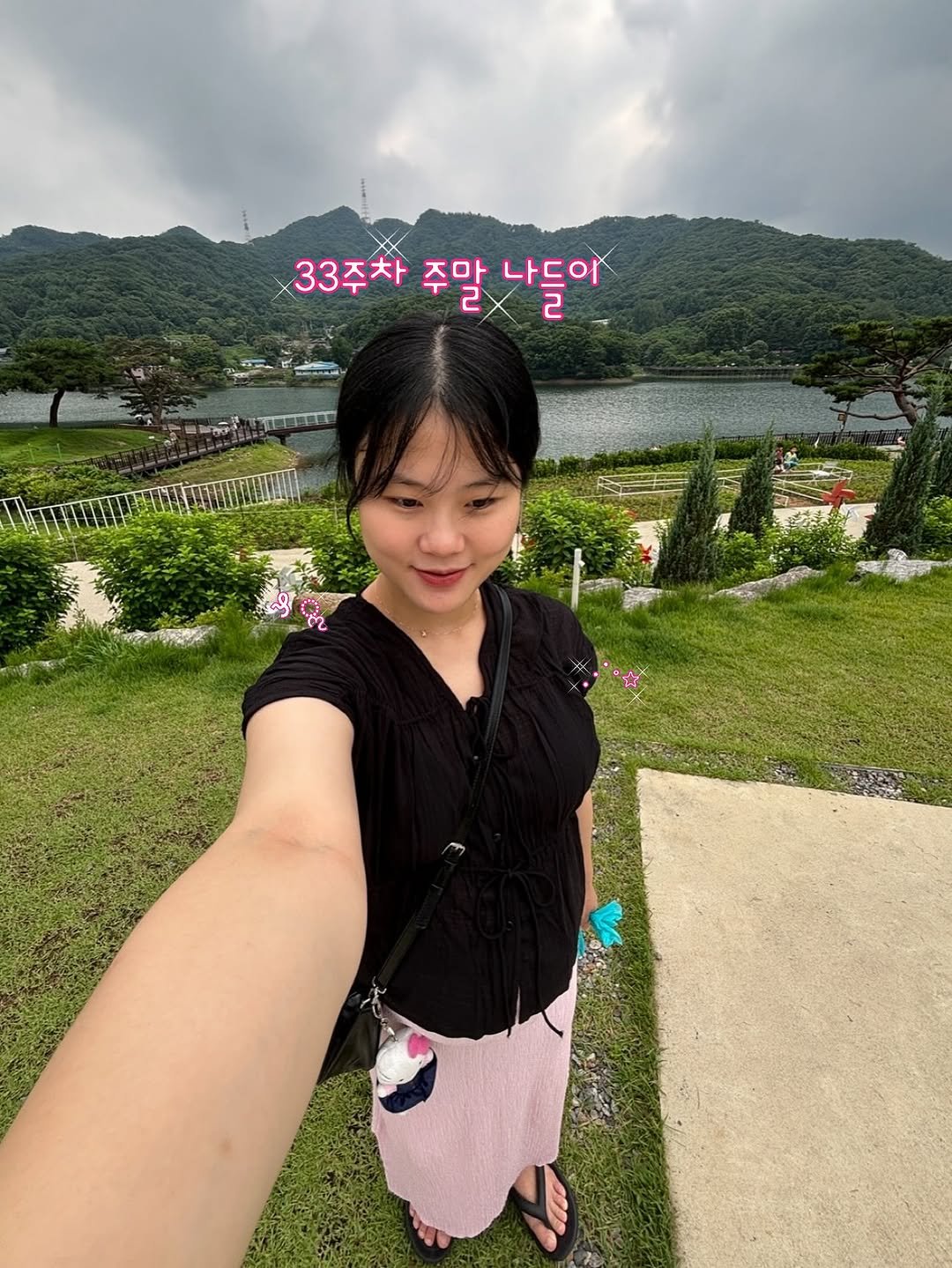 Photo by 새미 on June 29, 2025. May be an image of 2 people, lake, picnic and text that says '33주차주말나들 33주차 주말 나들 ซท'.