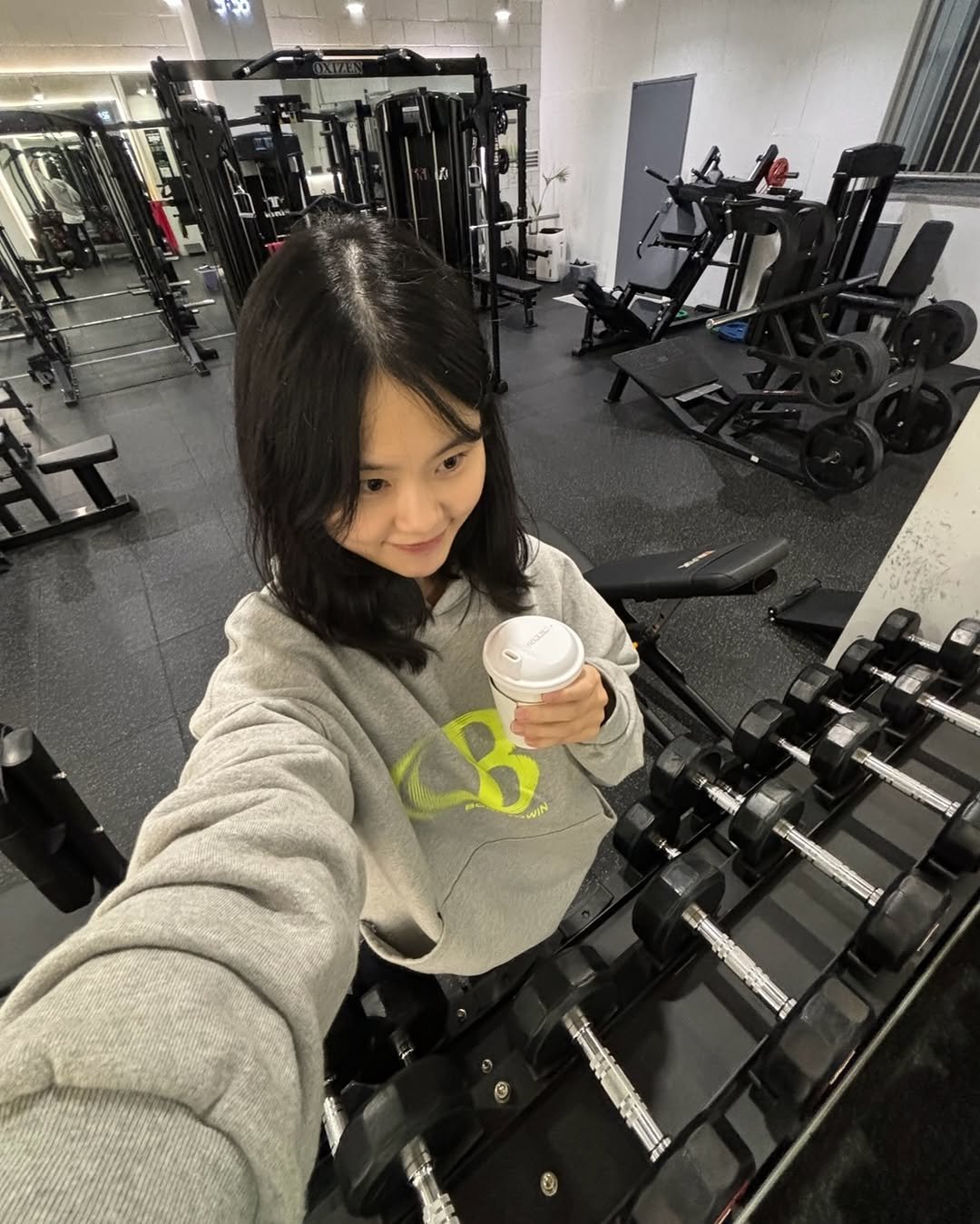 Photo by 새미 on October 28, 2025. May be a selfie of treadmill, sweatpants, dumbbell and text.