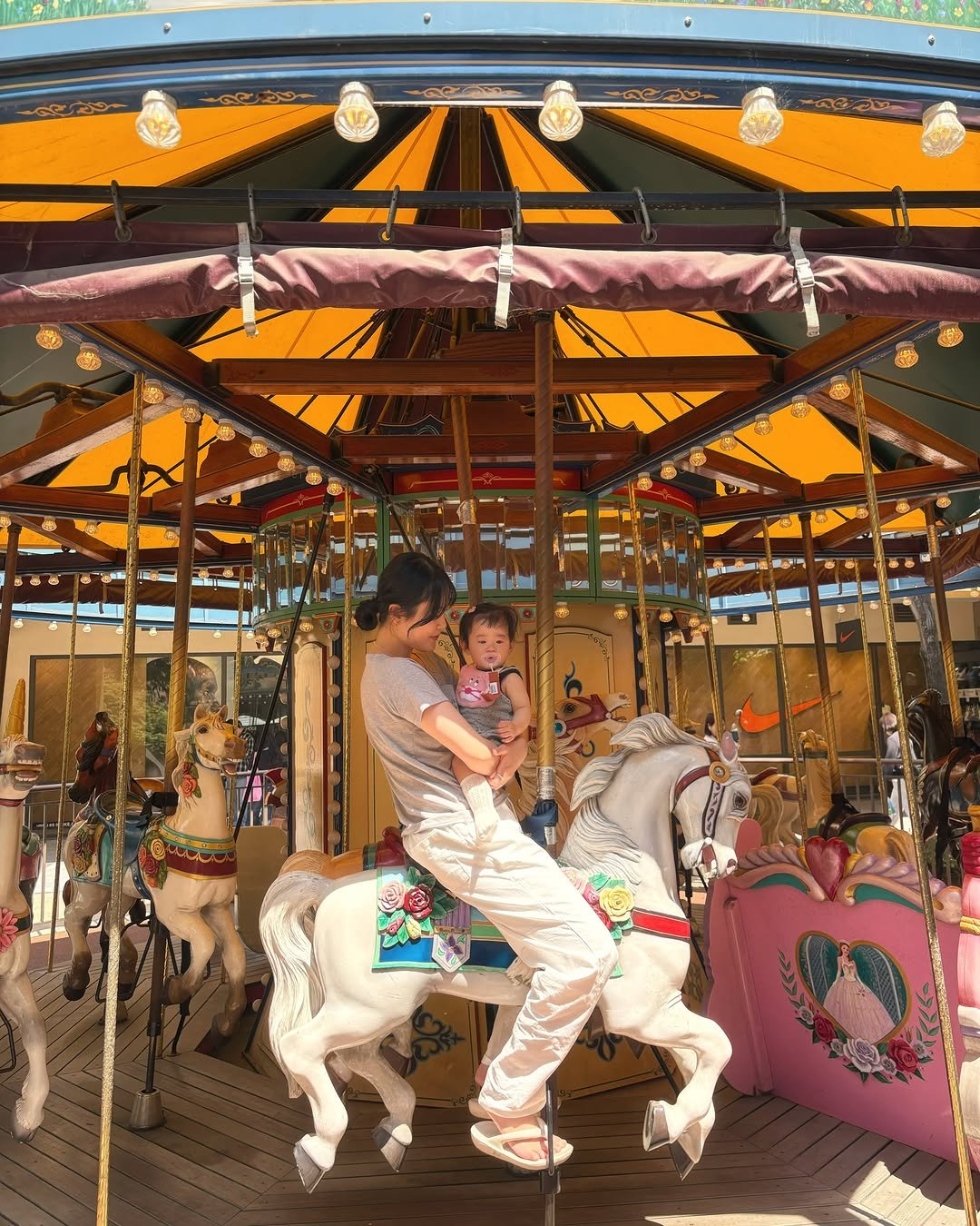 saemiiiii__ 게시물 이미지: 🎠🎪🫧

스릴을 즐기는 아가..👶🏻
코끼리열차도 즐기더니
회전목마도 짝짝꿍하면서 탄다ㅎ