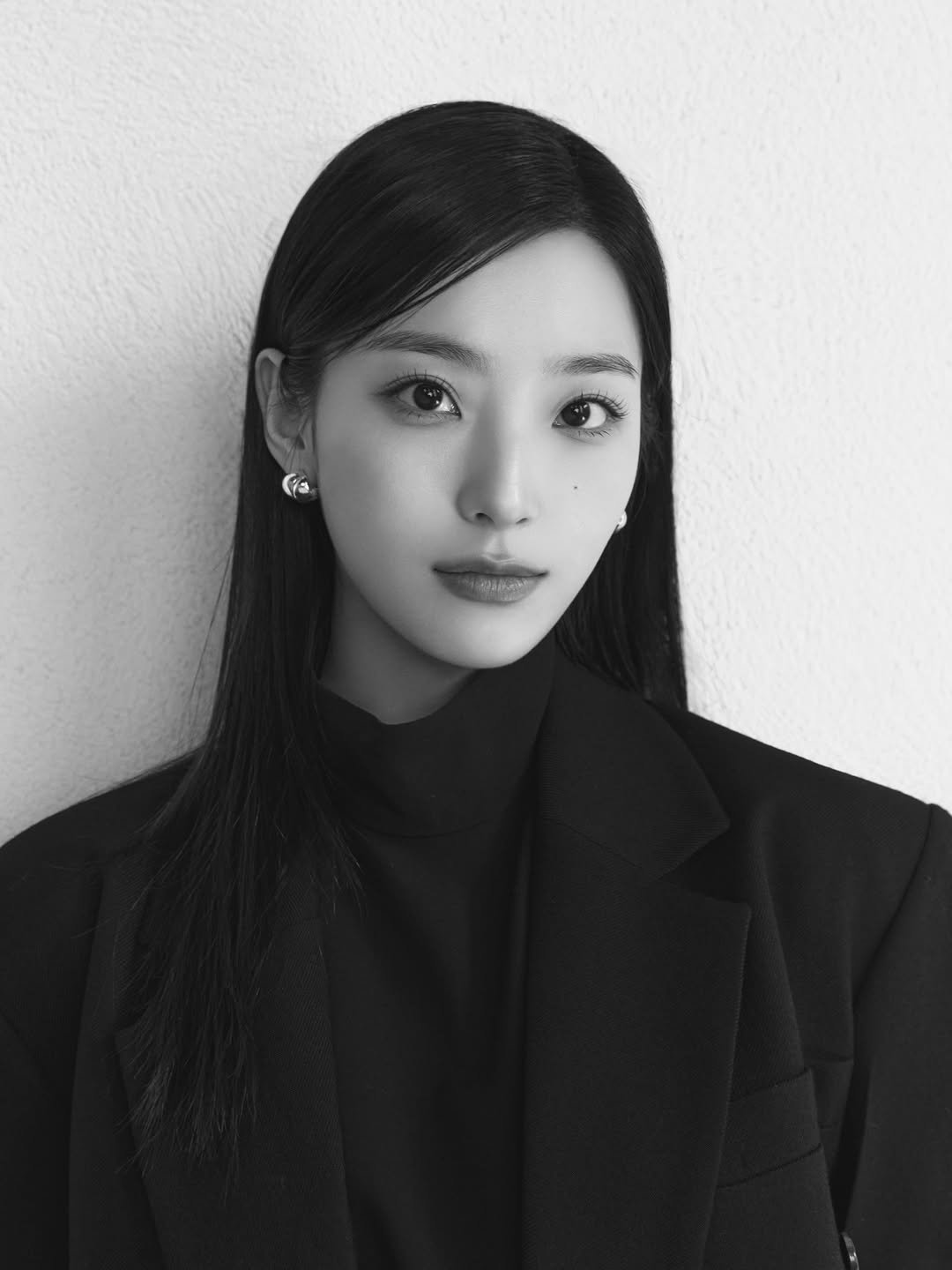 Photo by 이새롬 on March 10, 2026. May be a black-and-white image of one or more people, hair, makeup, top and text.