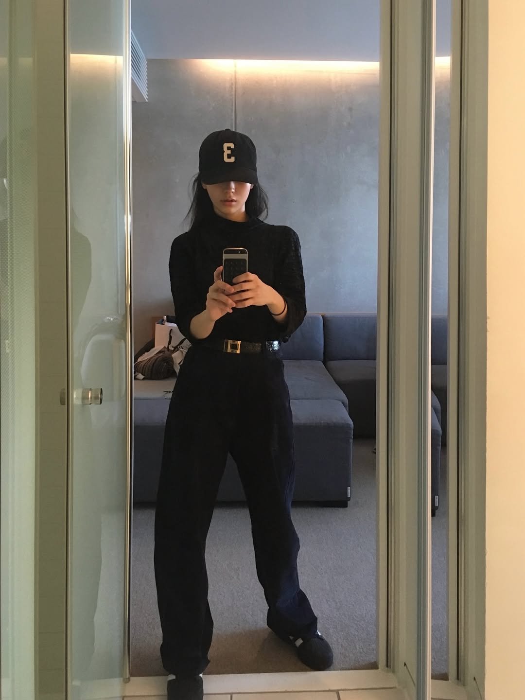 Photo by 이새롬 on February 20, 2026. May be an image of wingtip shoes, hat, beret, sweatpants, sweatsuit, mirror and text.