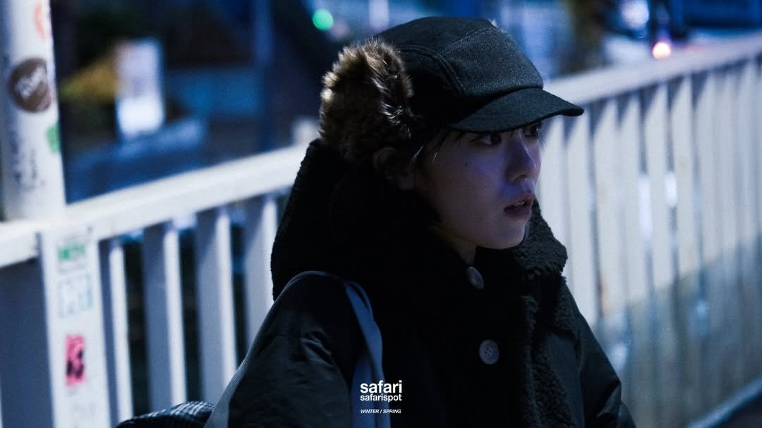 Photo by safarispot on December 15, 2025. May be an image of one or more people, hat, duffle coat, parka, street and text that says 'safari safarispot WINTER WINTER/SPRING SPRING'.