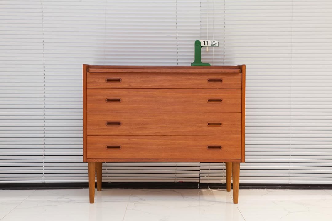 Photo by 사이다 빈티지 | 미드센추리모던가구 on October 27, 2025. May be an image of credenza, bureau and text.