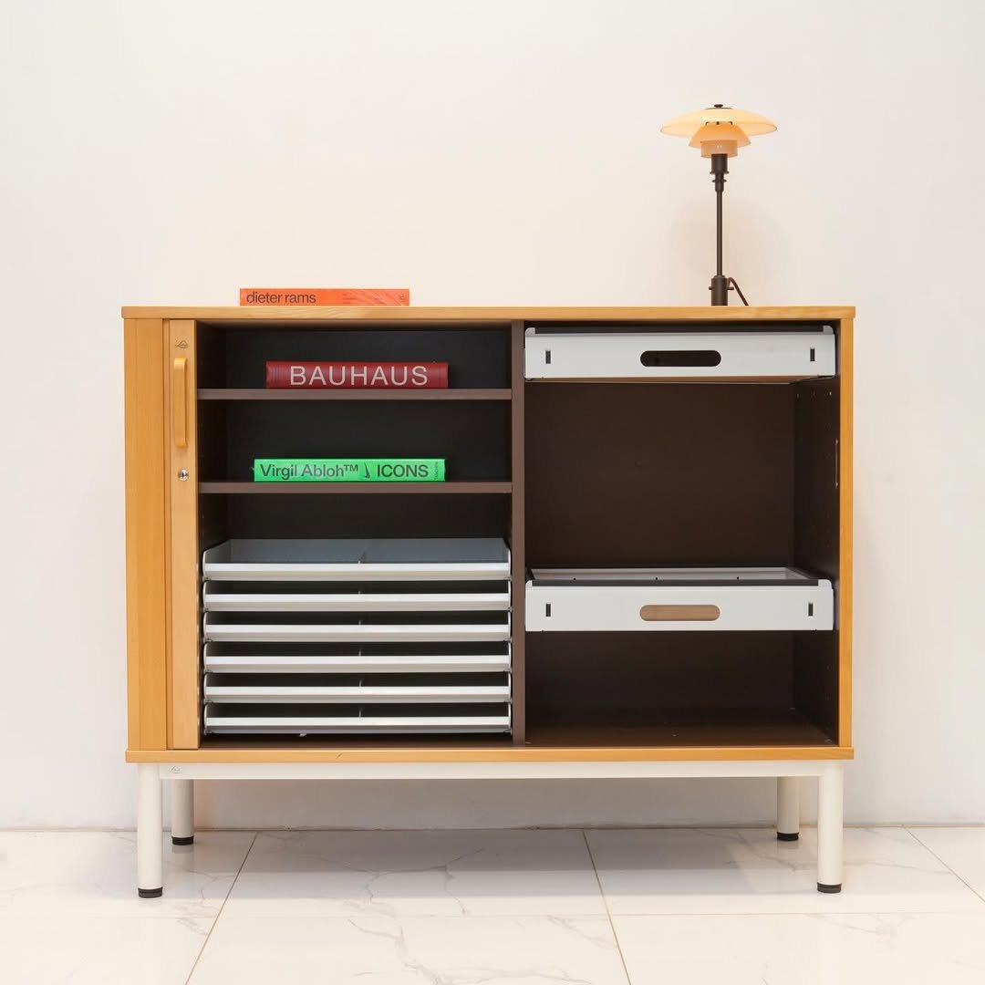 Photo by 사이다 빈티지 | 미드센추리모던가구 on April 27, 2026. May be an image of credenza, rack, bureau and text that says 'dieterrams BAUHAUS Virgil A AblohTA ICONS VirgilAblohICONS IC'.