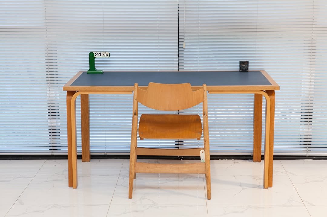 Photo by 사이다 빈티지 | 미드센추리모던가구 on September 26, 2025. May be an image of table, bureau, desk, dining table and text.