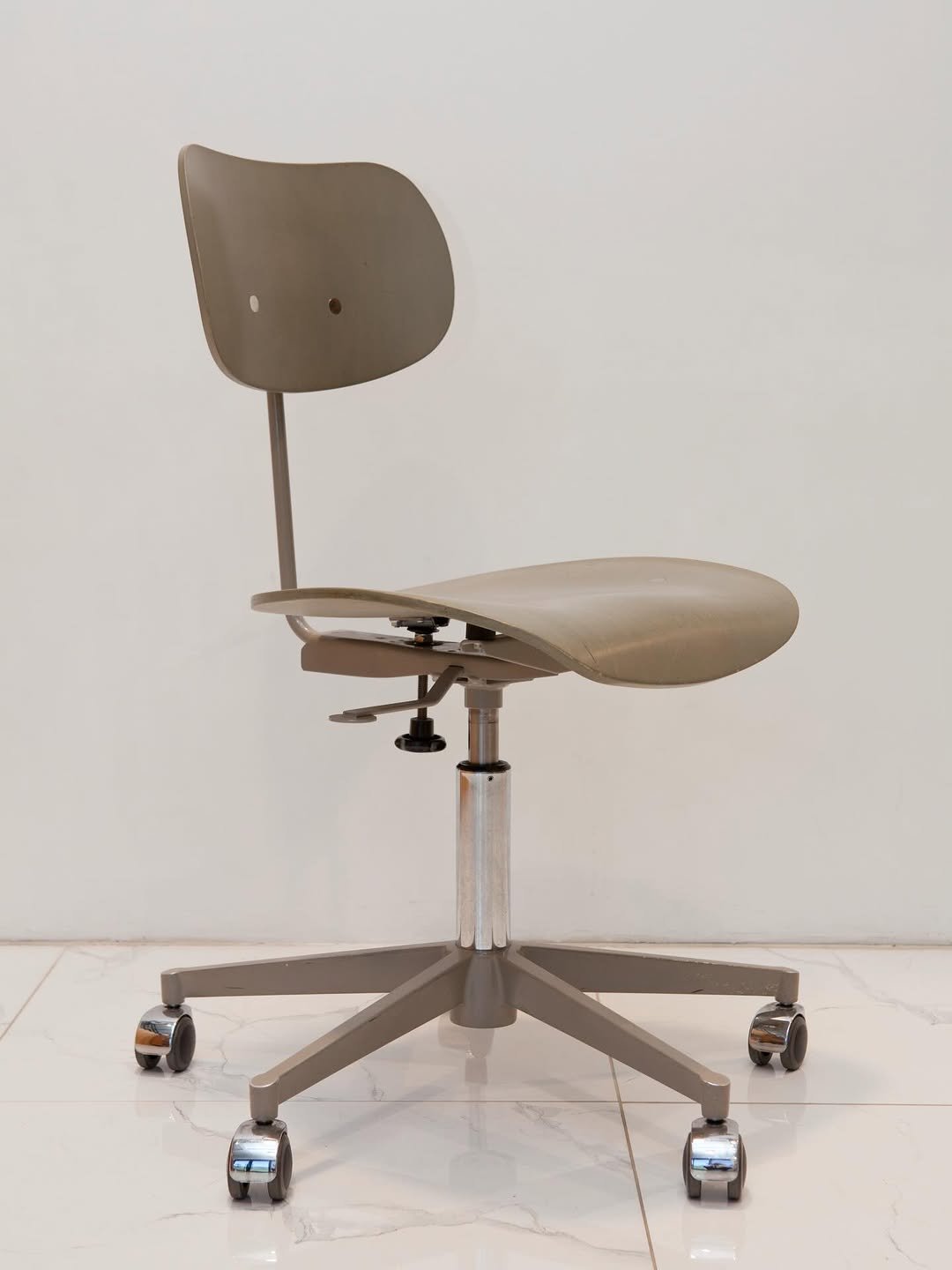 Photo by 사이다 빈티지 | 미드센추리모던가구 on April 24, 2026. May be an image of armchair, chair, ottoman, office and text.