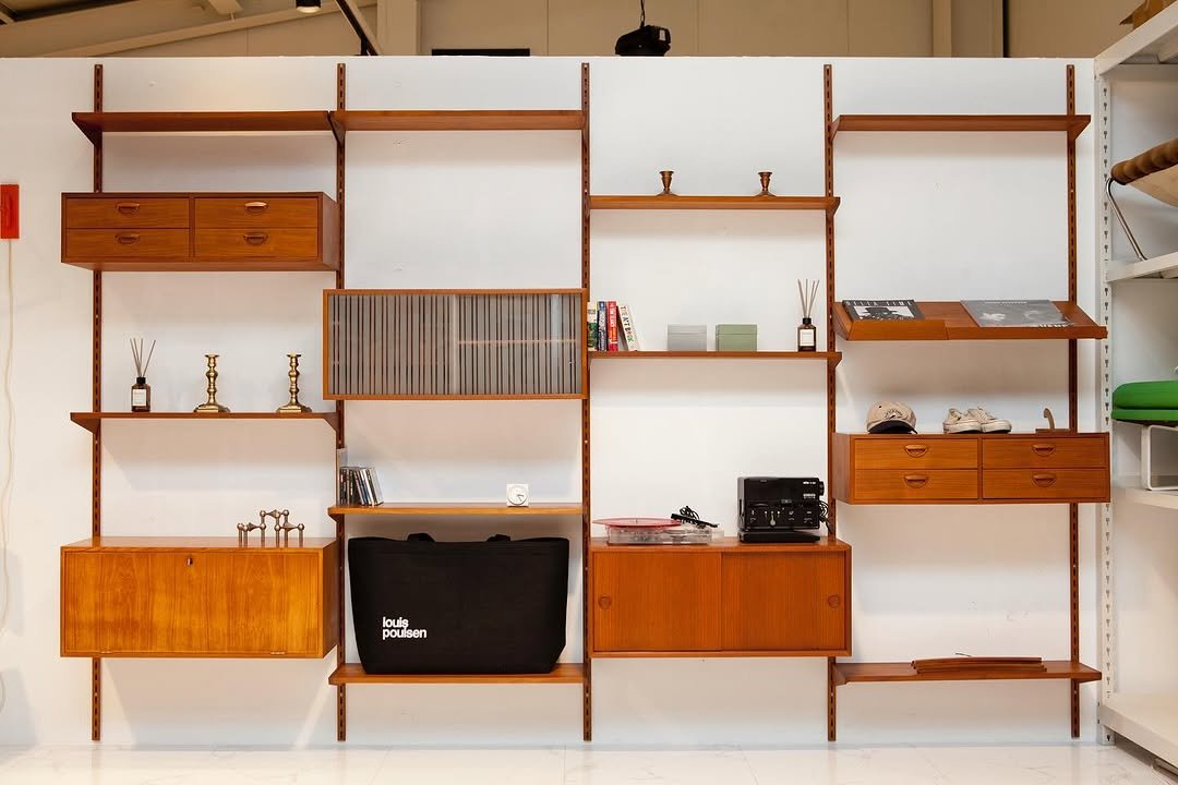 Photo by 사이다 빈티지 | 미드센추리모던가구 on August 25, 2025. May be an image of credenza, display case, shelf, rack, indoors and text.