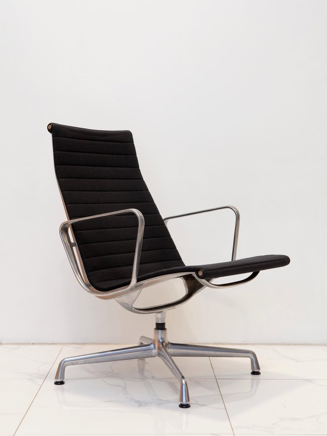 Photo by 사이다 빈티지 | 미드센추리모던가구 on April 24, 2026. May be an image of armchair, chair, chaise lounge and text.