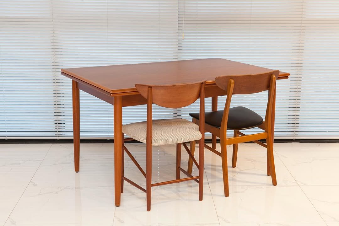 Photo by 사이다 빈티지 | 미드센추리모던가구 on August 25, 2025. May be an image of table, armchair, dining table and text.