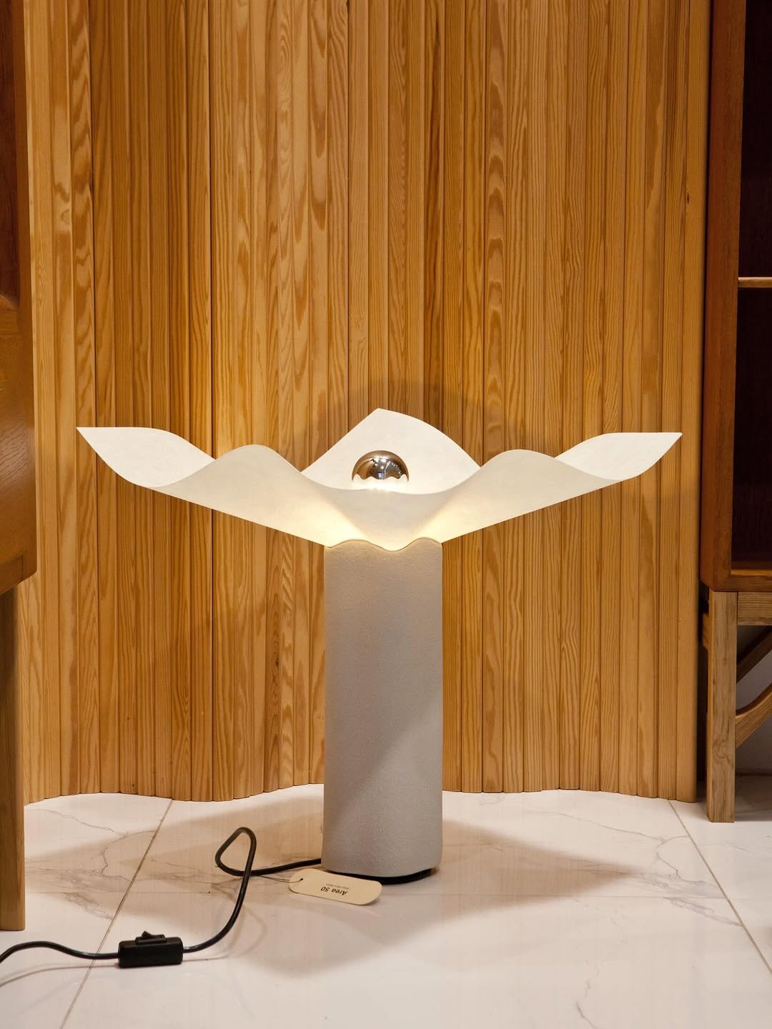 Photo by 사이다 빈티지 | 미드센추리모던가구 on December 15, 2025. May be an image of lighting, lamp shade, lamp and text.