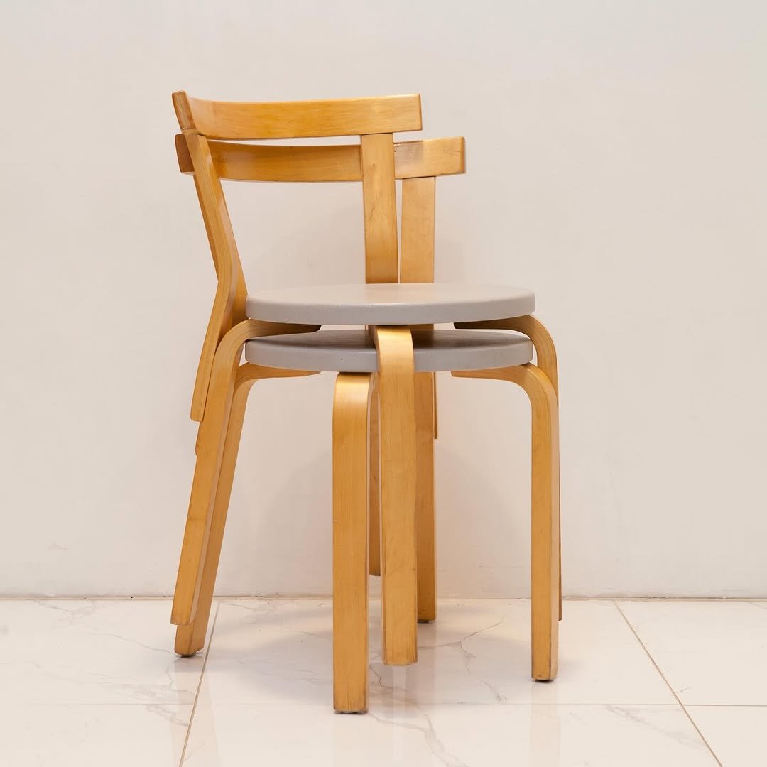 Photo by 사이다 빈티지 | 미드센추리모던가구 on April 13, 2026. May be an image of armchair, chair and text.