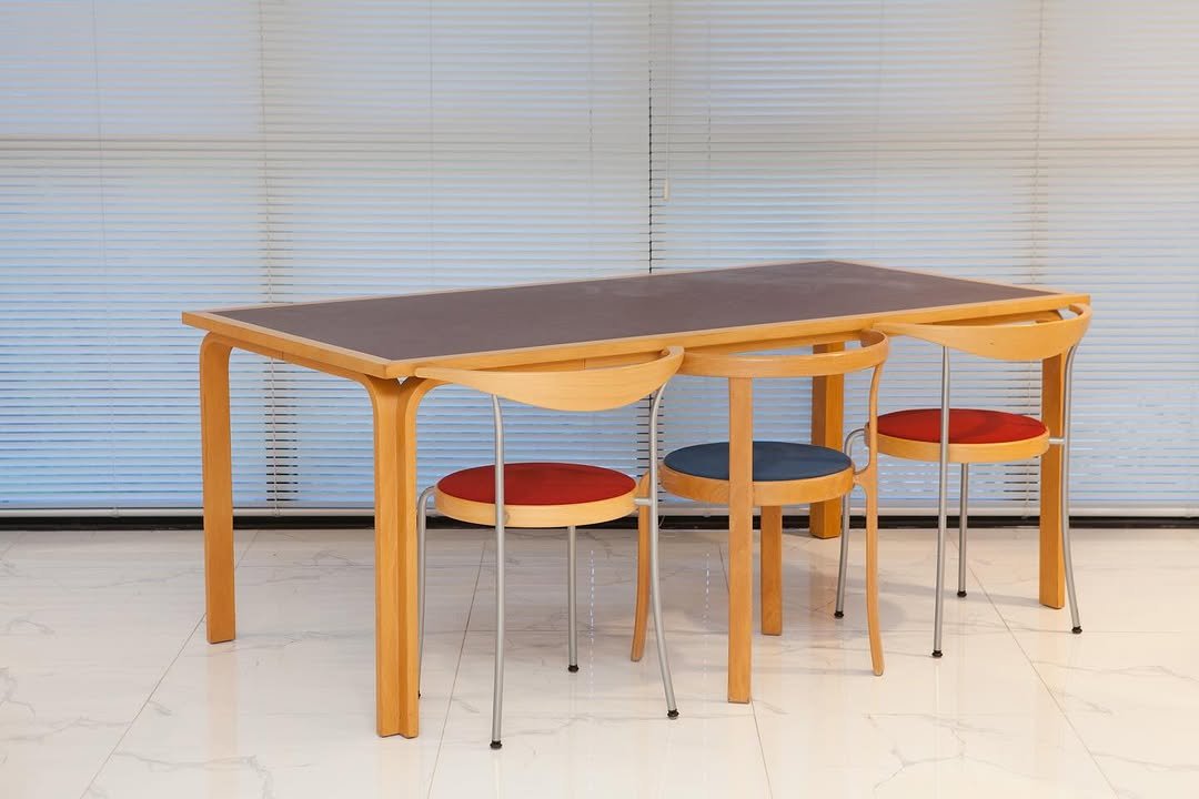 Photo by 사이다 빈티지 | 미드센추리모던가구 on August 25, 2025. May be an image of table, kitchen table, dining table, desk and text.