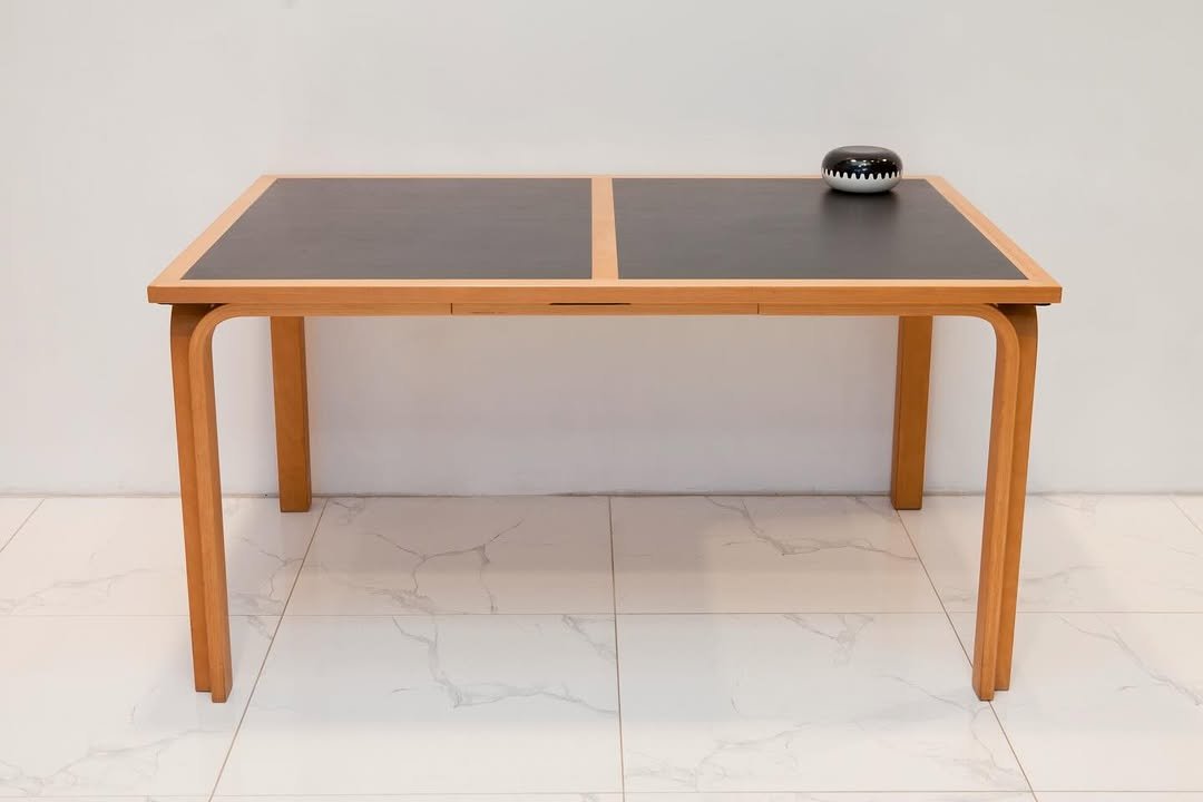 Photo by 사이다 빈티지 | 미드센추리모던가구 on April 24, 2026. May be an image of table, dining table, desk and text.