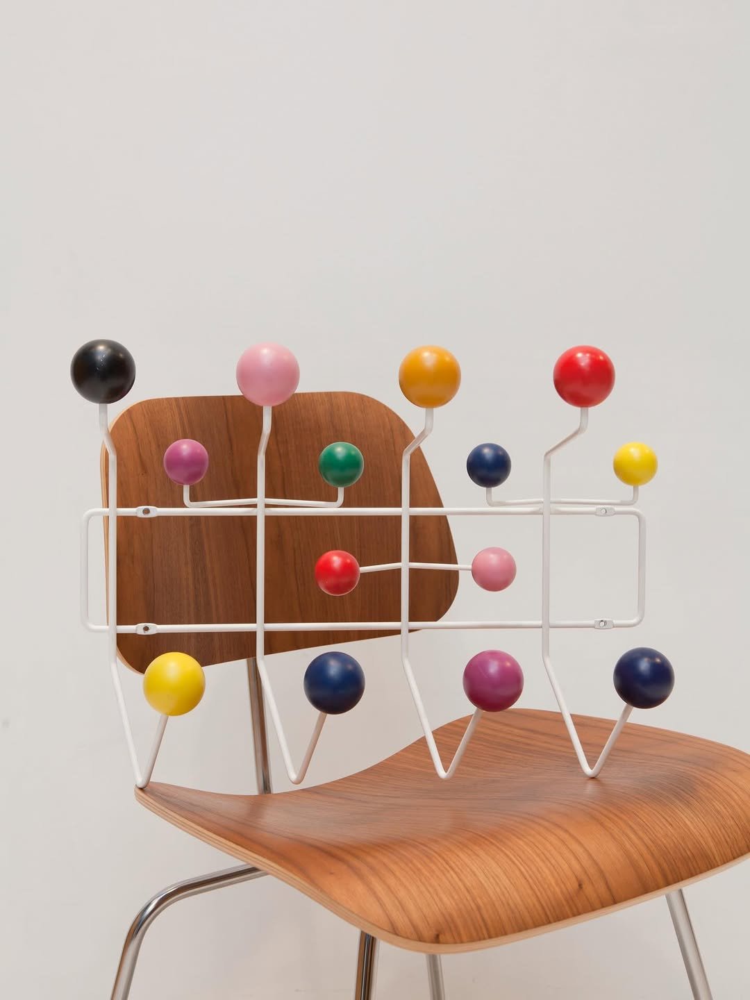 Photo by 사이다 빈티지 | 미드센추리모던가구 on April 28, 2026. May be an image of childrens toy, rack, hairpin, coat rack and text.